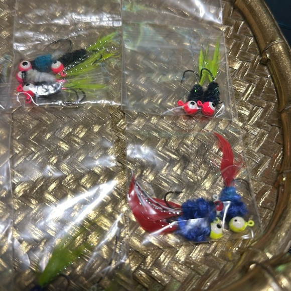 28 Hand Tied Crappie Jigs - Picture 3 of 5